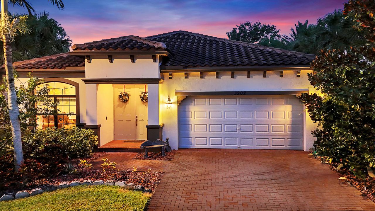 合同活跃: $550,000 (3 贝兹, 2 浴室, 2062 平方英尺)