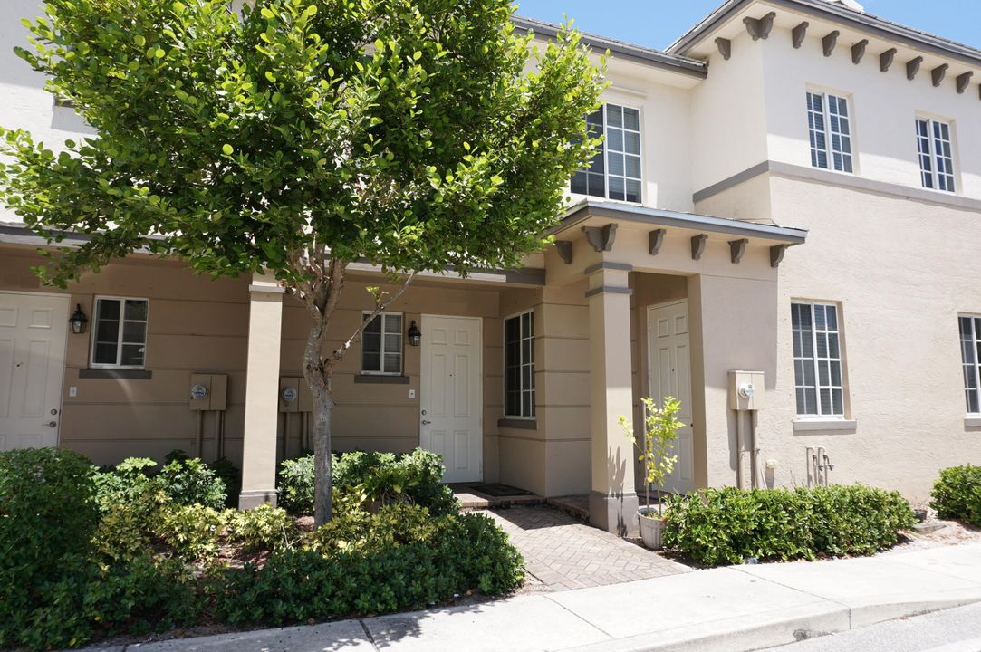 最近租的: $1,900 (3 贝兹, 2 浴室, 1112 平方英尺)