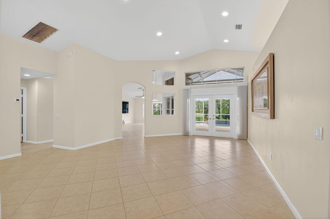 合同活跃: $795,000 (3 贝兹, 2 浴室, 2412 平方英尺)