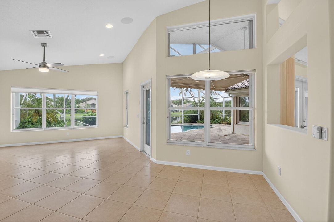 合同活跃: $795,000 (3 贝兹, 2 浴室, 2412 平方英尺)