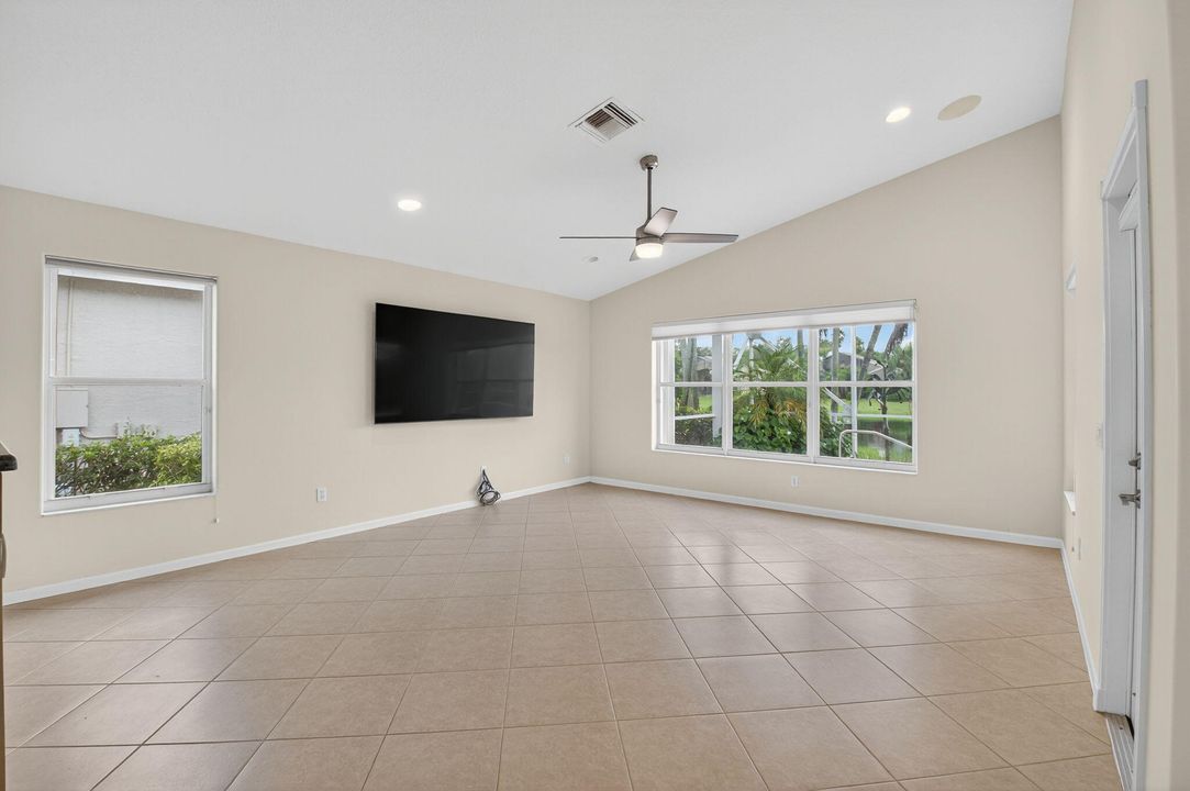 合同活跃: $795,000 (3 贝兹, 2 浴室, 2412 平方英尺)