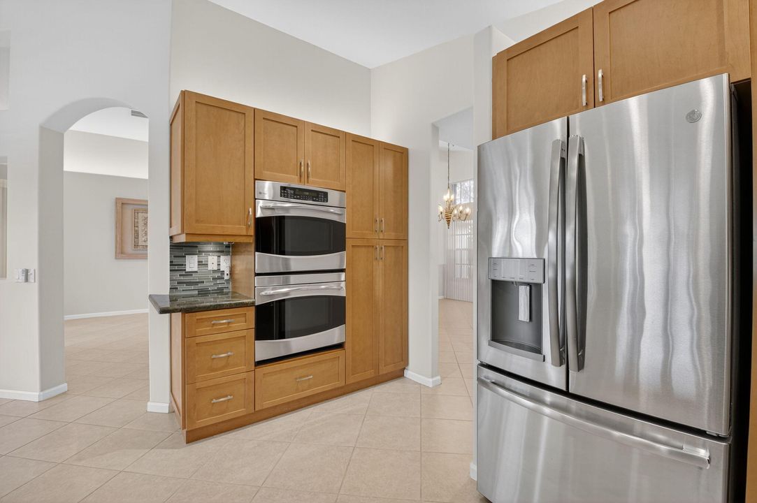 合同活跃: $795,000 (3 贝兹, 2 浴室, 2412 平方英尺)