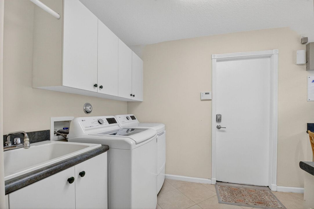 合同活跃: $795,000 (3 贝兹, 2 浴室, 2412 平方英尺)