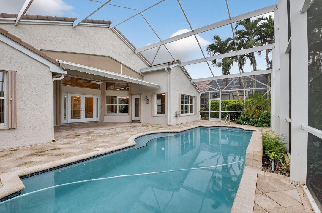 合同活跃: $795,000 (3 贝兹, 2 浴室, 2412 平方英尺)