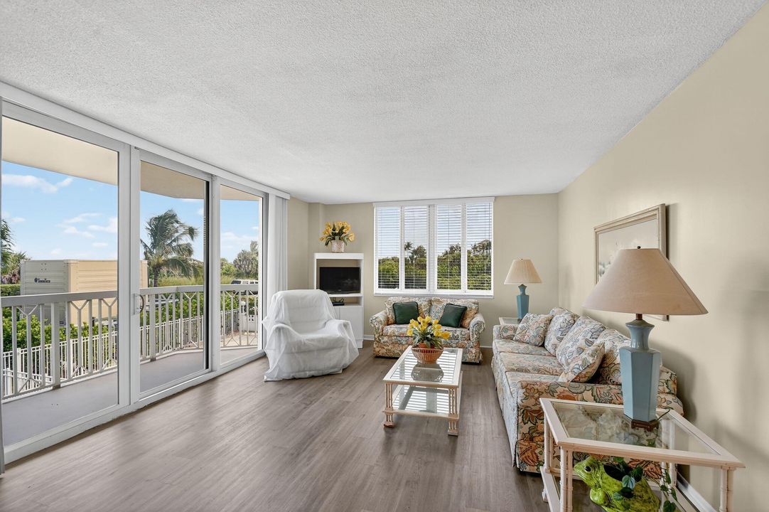 На продажу: $650,000 (2 спален, 2 ванн, 1064 Квадратных фут)