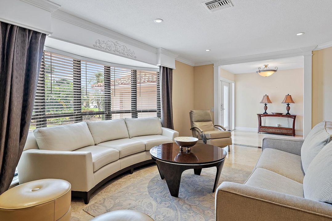 出租: $14,000 (3 贝兹, 3 浴室, 2752 平方英尺)