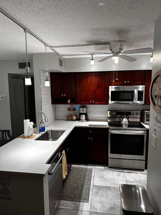 Недавно продано: $199,999 (2 спален, 2 ванн, 1040 Квадратных фут)