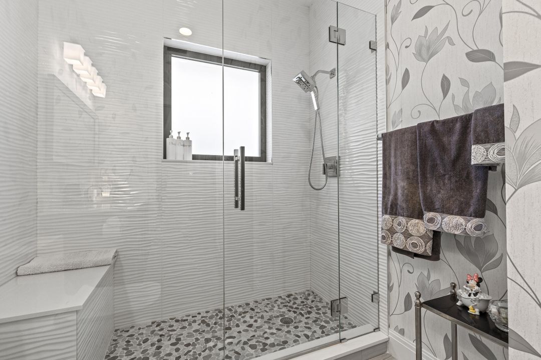 合同活跃: $1,650,000 (3 贝兹, 4 浴室, 3584 平方英尺)