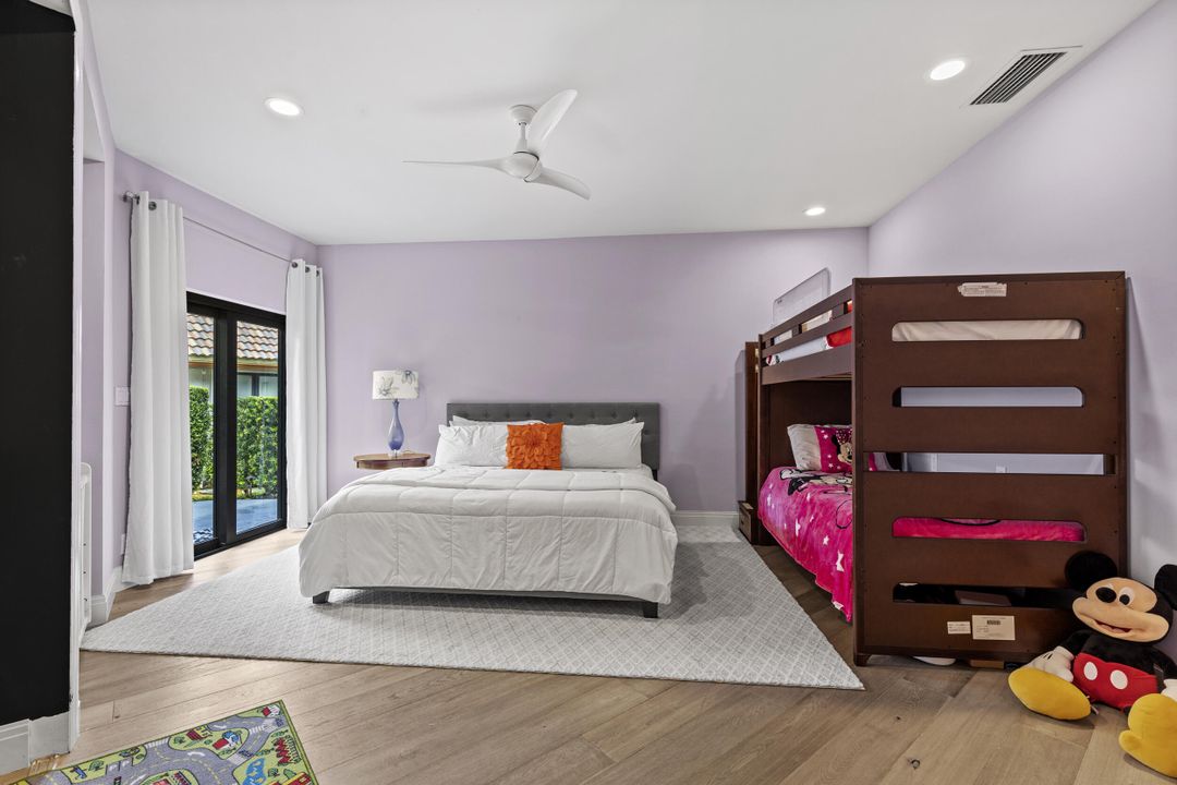 合同活跃: $1,650,000 (3 贝兹, 4 浴室, 3584 平方英尺)