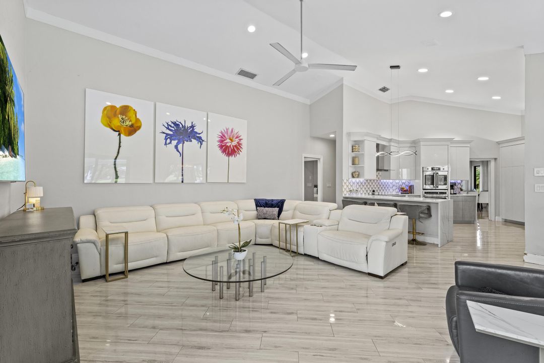 合同活跃: $1,650,000 (3 贝兹, 4 浴室, 3584 平方英尺)