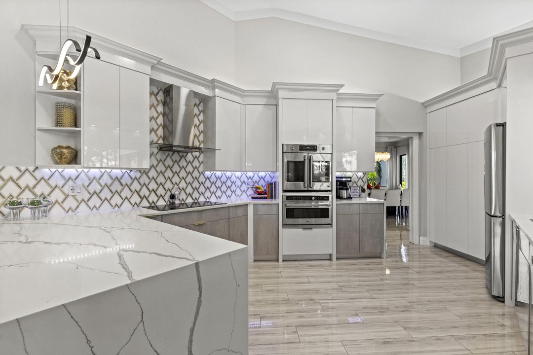 合同活跃: $1,650,000 (3 贝兹, 4 浴室, 3584 平方英尺)