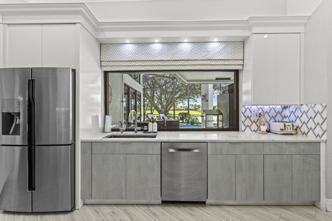 合同活跃: $1,650,000 (3 贝兹, 4 浴室, 3584 平方英尺)