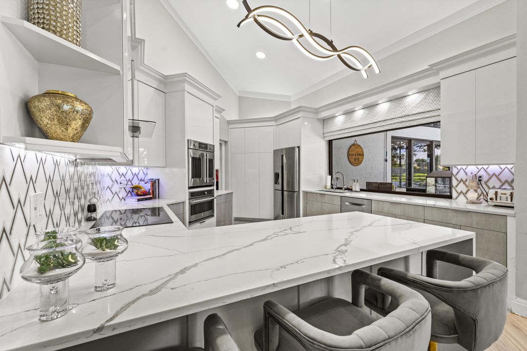 合同活跃: $1,650,000 (3 贝兹, 4 浴室, 3584 平方英尺)