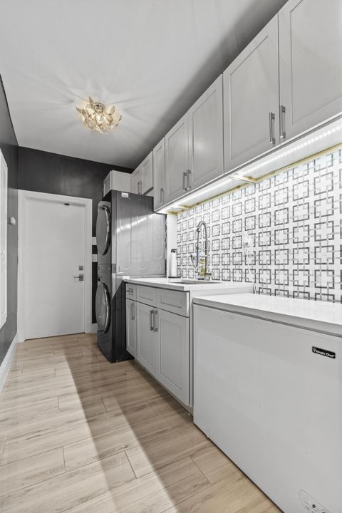 合同活跃: $1,650,000 (3 贝兹, 4 浴室, 3584 平方英尺)