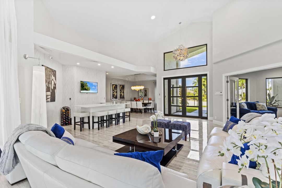 合同活跃: $1,650,000 (3 贝兹, 4 浴室, 3584 平方英尺)