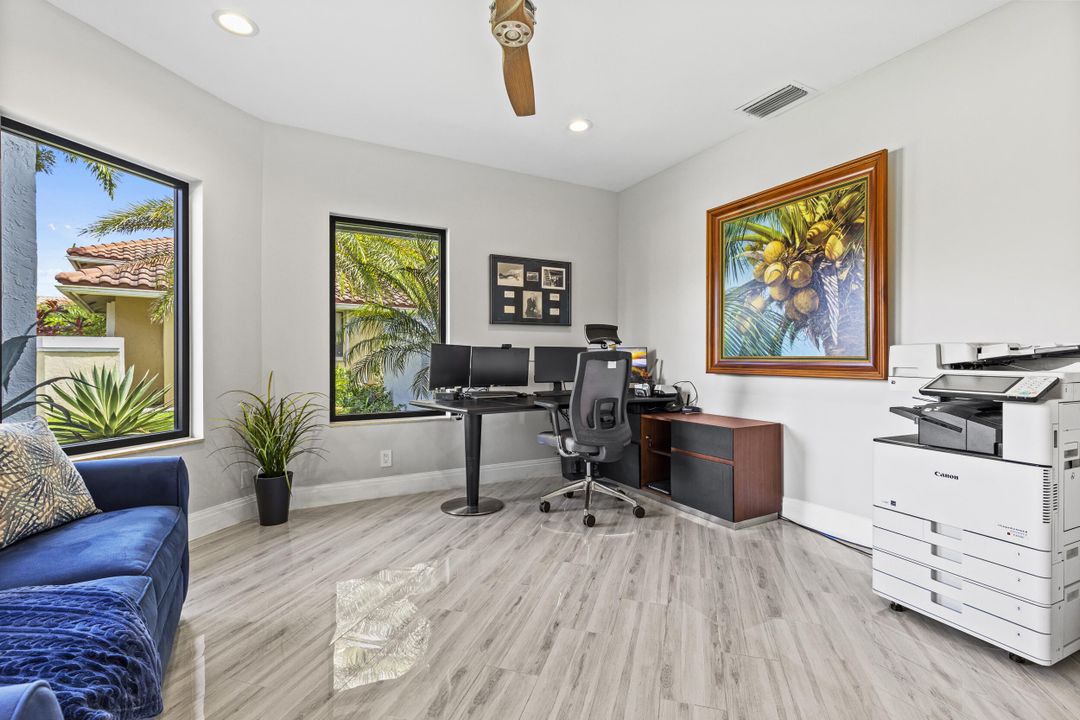 合同活跃: $1,650,000 (3 贝兹, 4 浴室, 3584 平方英尺)