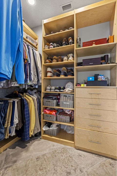 合同活跃: $1,650,000 (3 贝兹, 4 浴室, 3584 平方英尺)