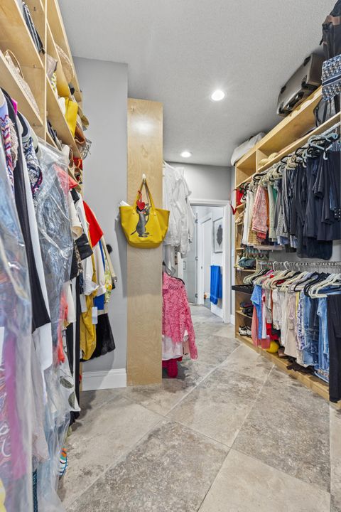 合同活跃: $1,650,000 (3 贝兹, 4 浴室, 3584 平方英尺)