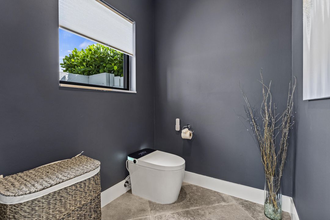 合同活跃: $1,650,000 (3 贝兹, 4 浴室, 3584 平方英尺)