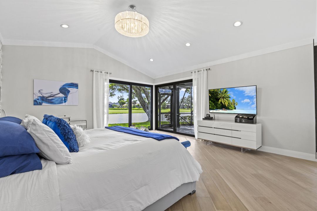 合同活跃: $1,650,000 (3 贝兹, 4 浴室, 3584 平方英尺)