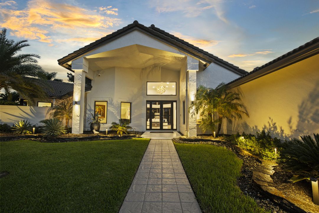 合同活跃: $1,650,000 (3 贝兹, 4 浴室, 3584 平方英尺)