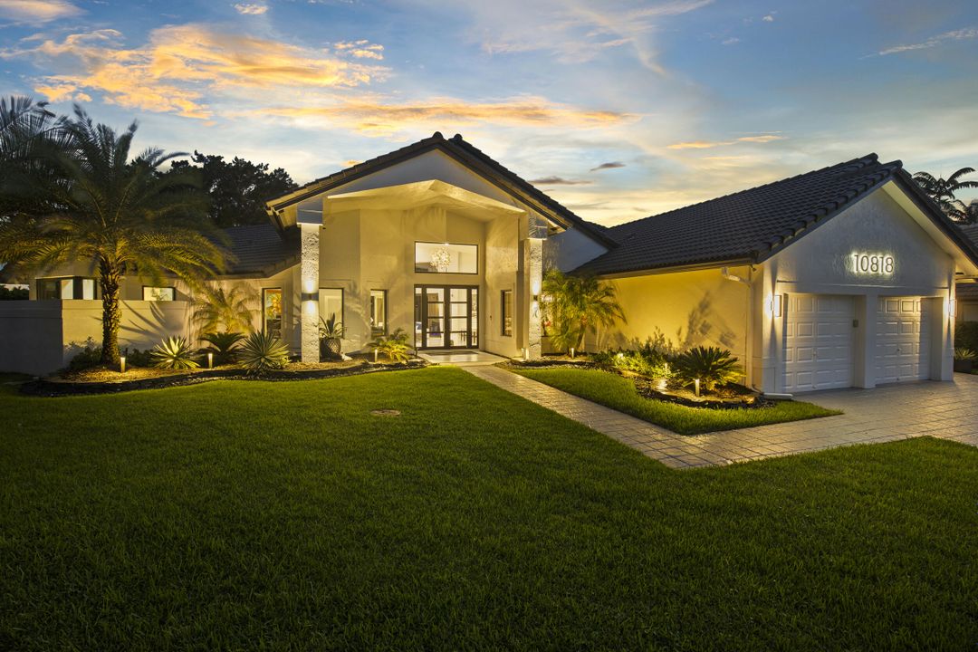 合同活跃: $1,650,000 (3 贝兹, 4 浴室, 3584 平方英尺)