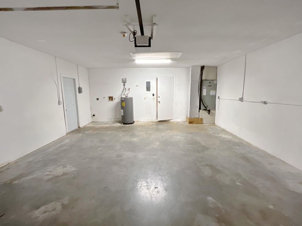 Active With Contract: $479,900 (3 beds, 2 baths, 1976 Square Feet)