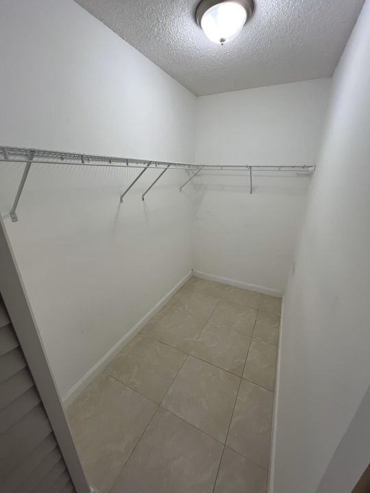 Active With Contract: $479,900 (3 beds, 2 baths, 1976 Square Feet)