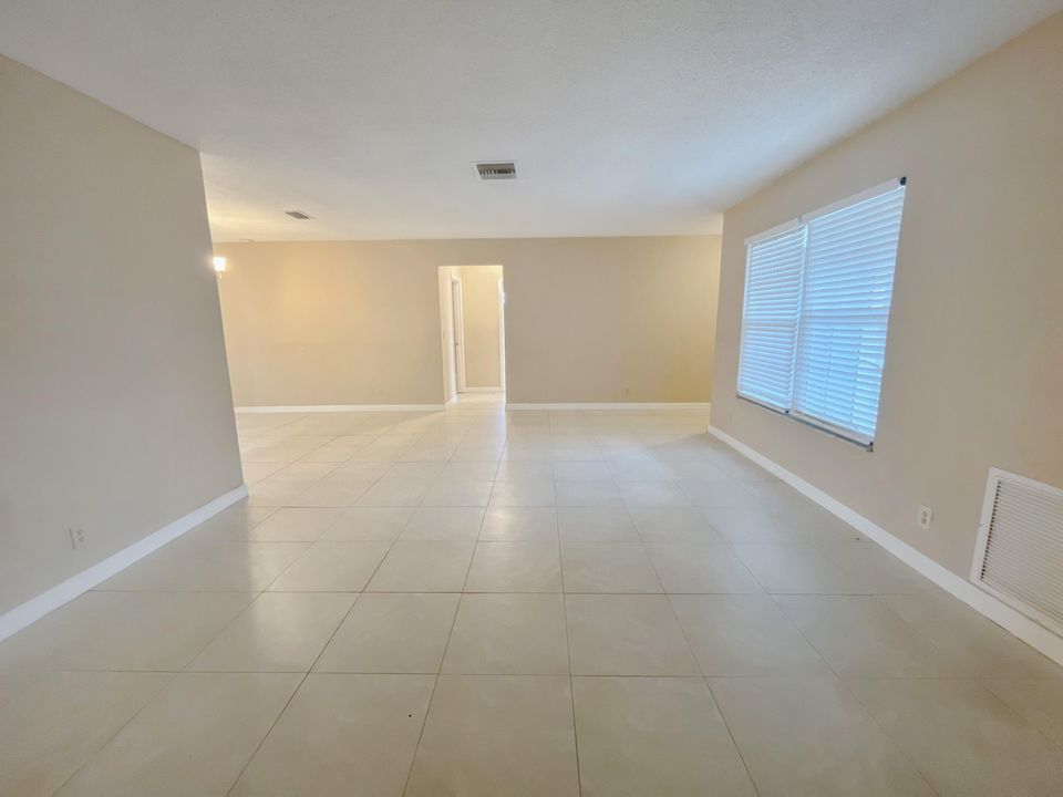 Active With Contract: $479,900 (3 beds, 2 baths, 1976 Square Feet)