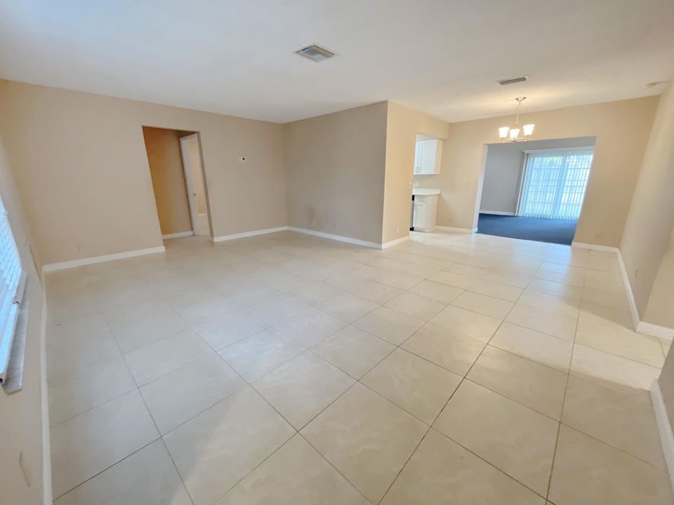 Active With Contract: $479,900 (3 beds, 2 baths, 1976 Square Feet)