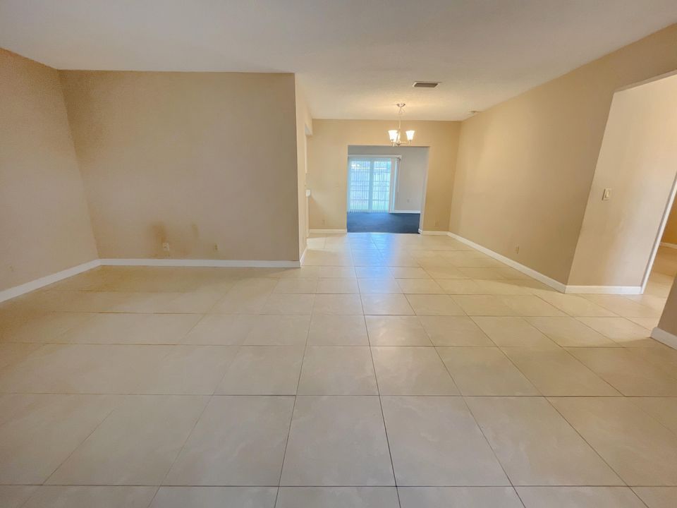 Active With Contract: $479,900 (3 beds, 2 baths, 1976 Square Feet)