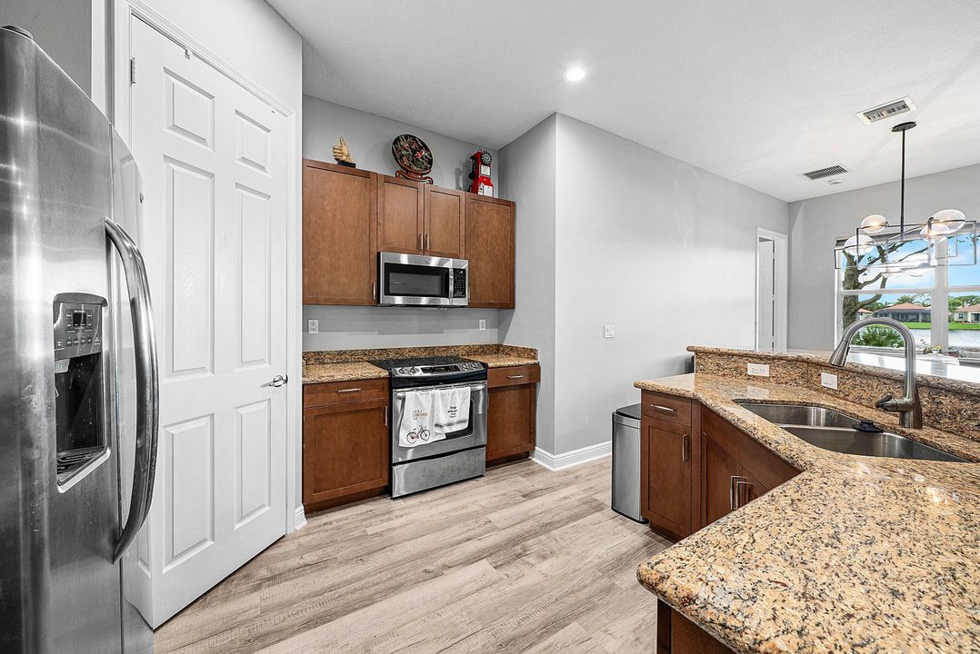 На продажу: $525,000 (2 спален, 2 ванн, 1744 Квадратных фут)