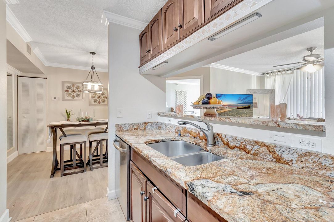 На продажу: $270,000 (2 спален, 1 ванн, 922 Квадратных фут)