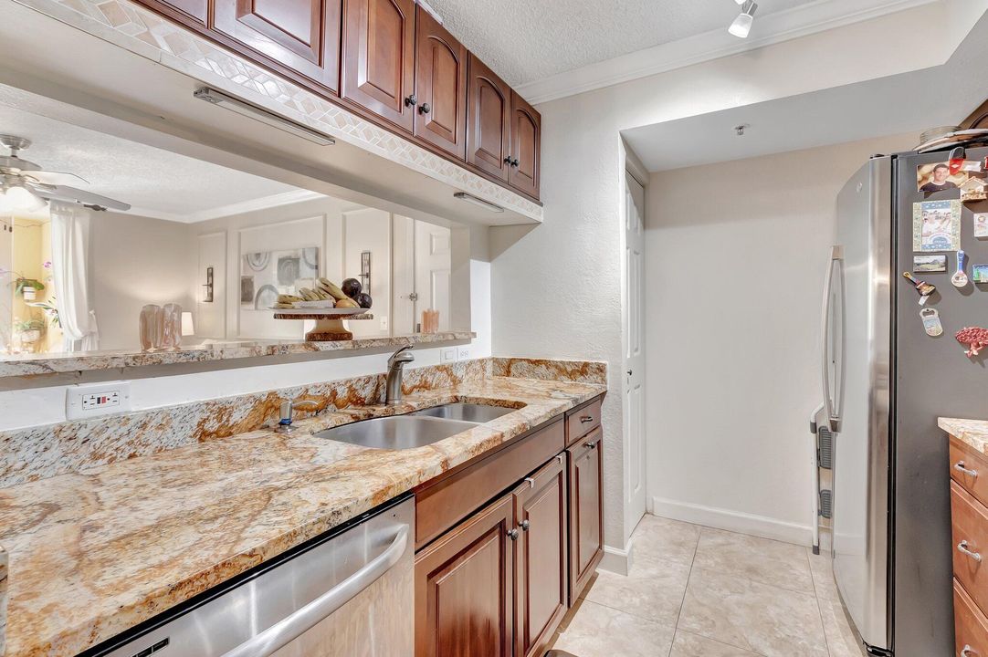 На продажу: $270,000 (2 спален, 1 ванн, 922 Квадратных фут)