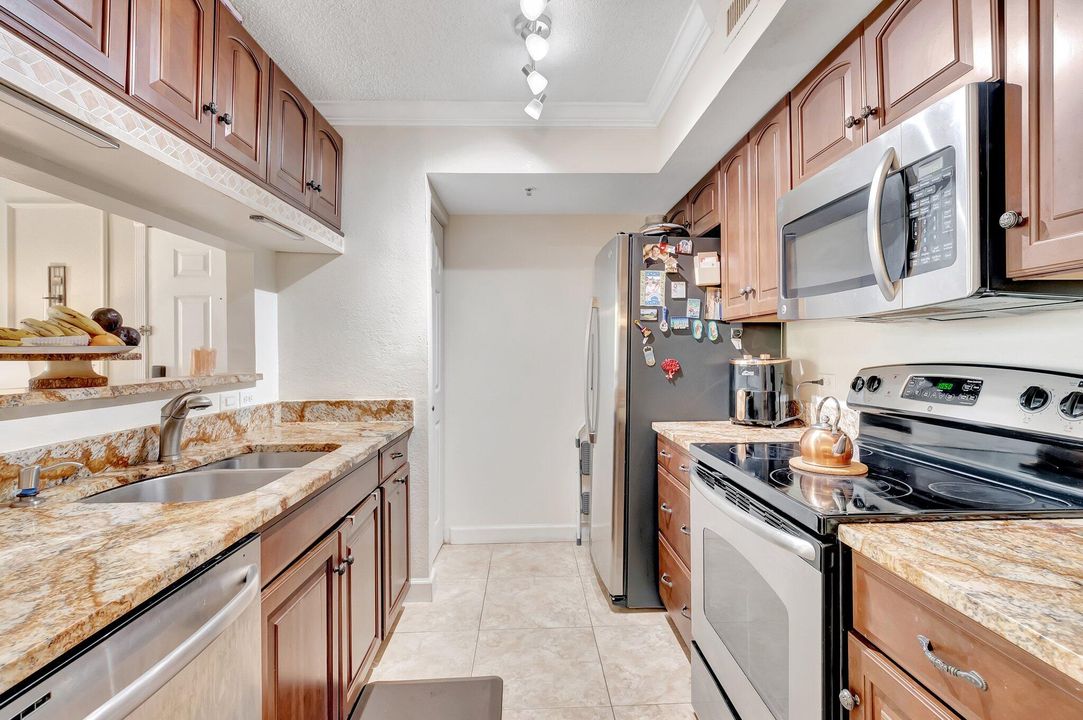 На продажу: $270,000 (2 спален, 1 ванн, 922 Квадратных фут)