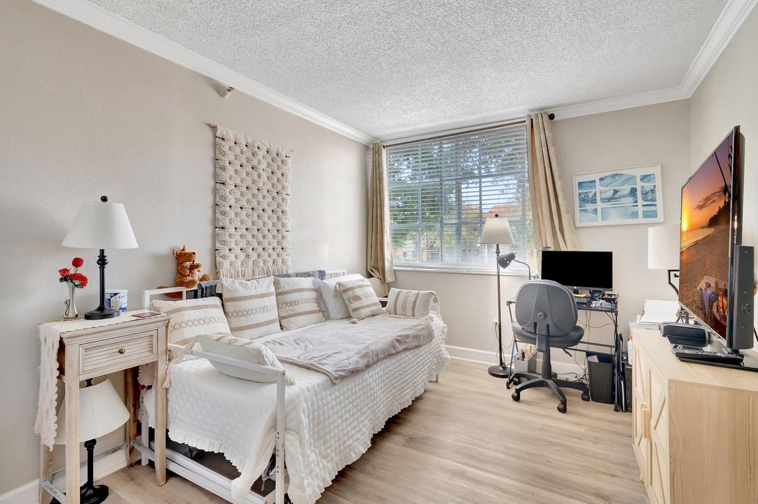 На продажу: $270,000 (2 спален, 1 ванн, 922 Квадратных фут)