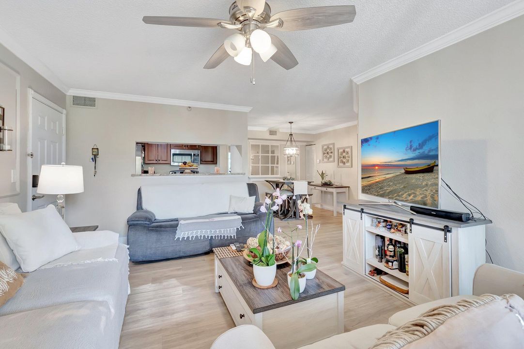 На продажу: $270,000 (2 спален, 1 ванн, 922 Квадратных фут)