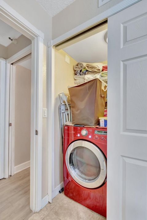 На продажу: $270,000 (2 спален, 1 ванн, 922 Квадратных фут)