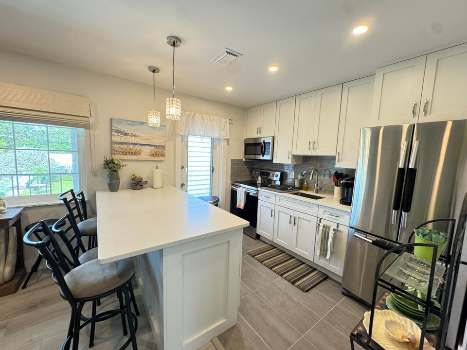 Под контрактом: $3,100 (1 спален, 2 ванн, 775 Квадратных фут)