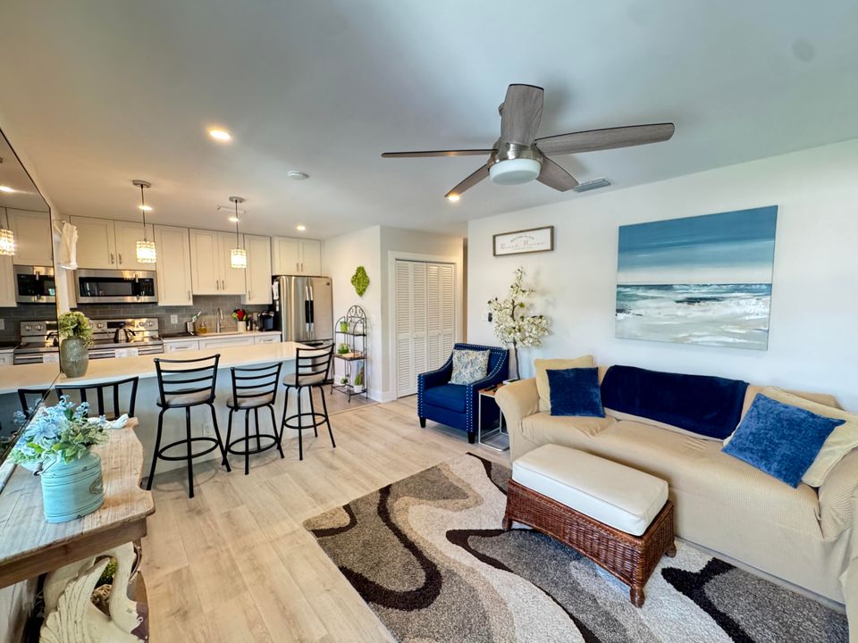 Под контрактом: $3,100 (1 спален, 2 ванн, 775 Квадратных фут)