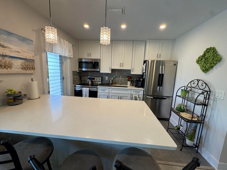 Под контрактом: $3,100 (1 спален, 2 ванн, 775 Квадратных фут)