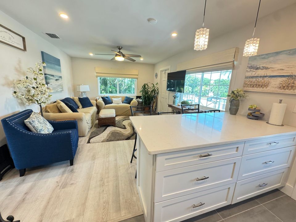 Под контрактом: $3,100 (1 спален, 2 ванн, 775 Квадратных фут)