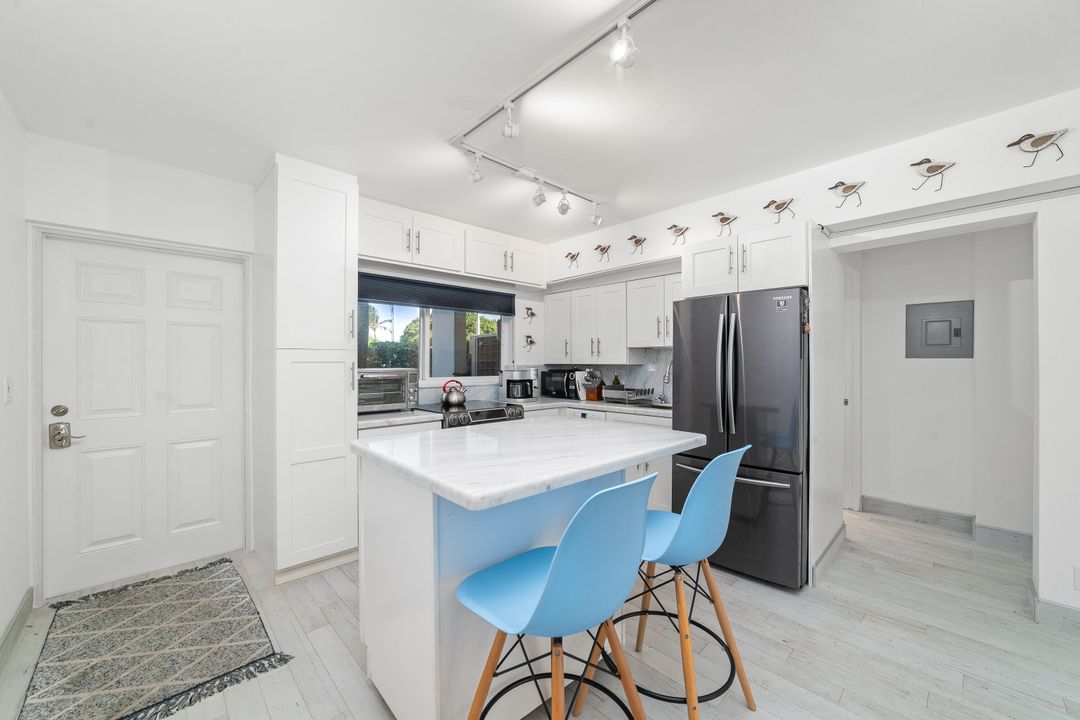 合同活跃: $249,000 (1 贝兹, 2 浴室, 850 平方英尺)