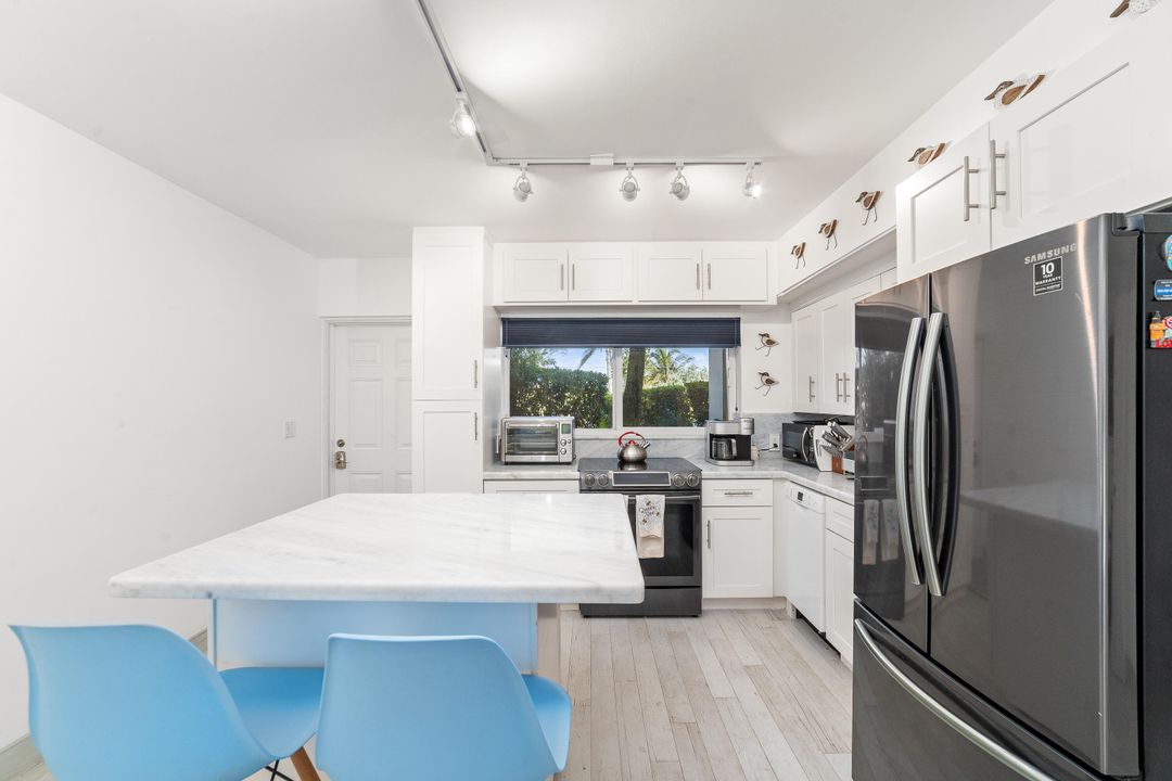 合同活跃: $249,000 (1 贝兹, 2 浴室, 850 平方英尺)