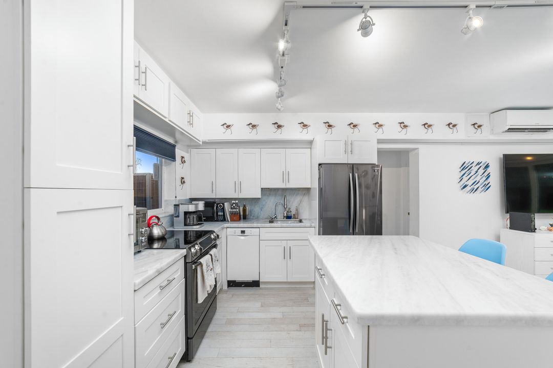 合同活跃: $249,000 (1 贝兹, 2 浴室, 850 平方英尺)