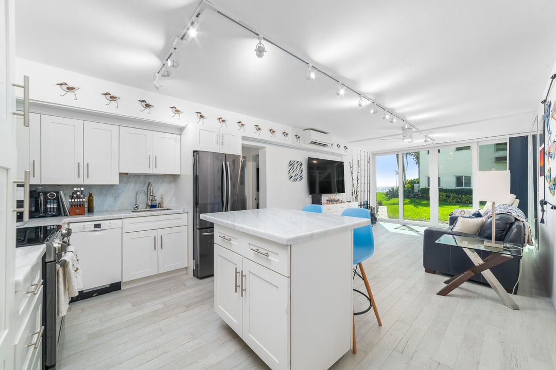 合同活跃: $249,000 (1 贝兹, 2 浴室, 850 平方英尺)