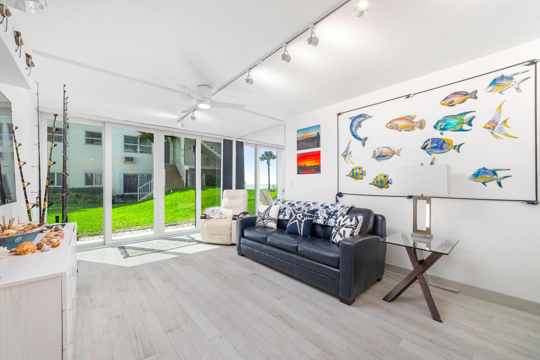 合同活跃: $249,000 (1 贝兹, 2 浴室, 850 平方英尺)