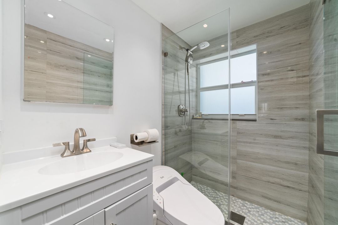 合同活跃: $249,000 (1 贝兹, 2 浴室, 850 平方英尺)