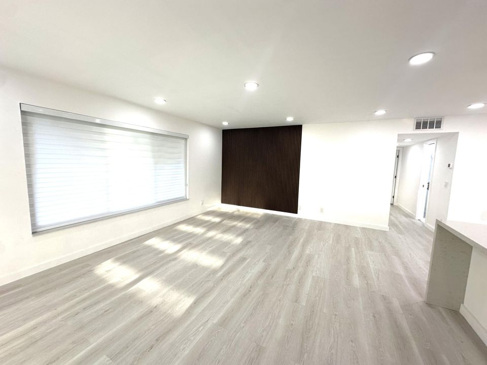 合同活跃: $255,000 (2 贝兹, 2 浴室, 1175 平方英尺)