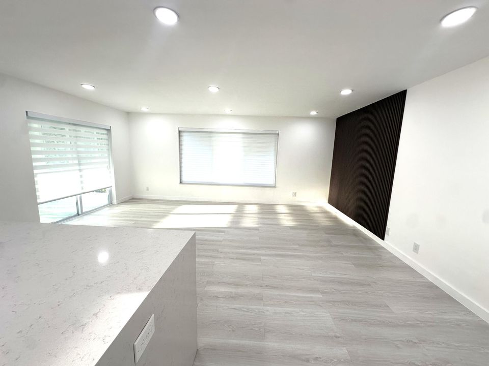 合同活跃: $255,000 (2 贝兹, 2 浴室, 1175 平方英尺)